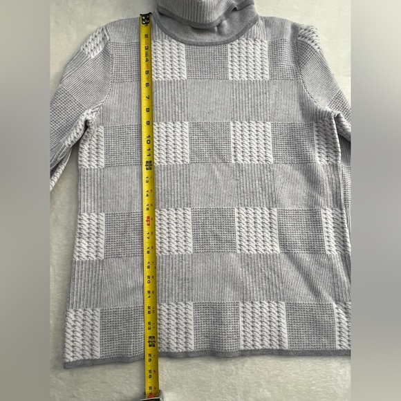 Belldini Gray and White Checkered Turtleneck Sweater, Size L - Picture 10 of 12